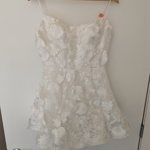 UNTAMED PETALS BY AMANDA JUDGE White Floral Wedding Dress - Picture 3 of 9